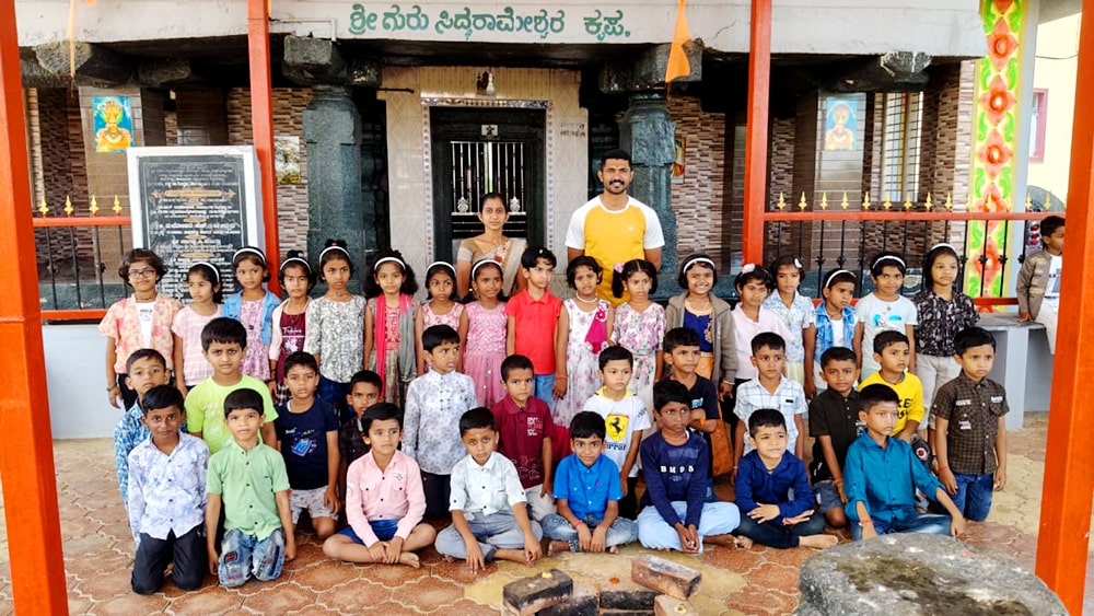 Field Visit of 1std students in RVK - Hangal (1)