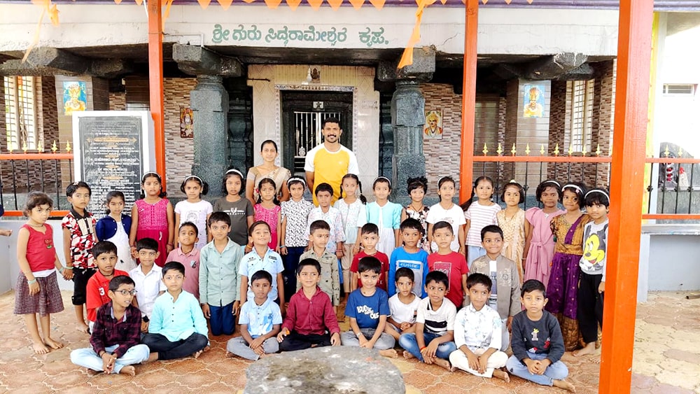 Field Visit of 1std students in RVK - Hangal (2)