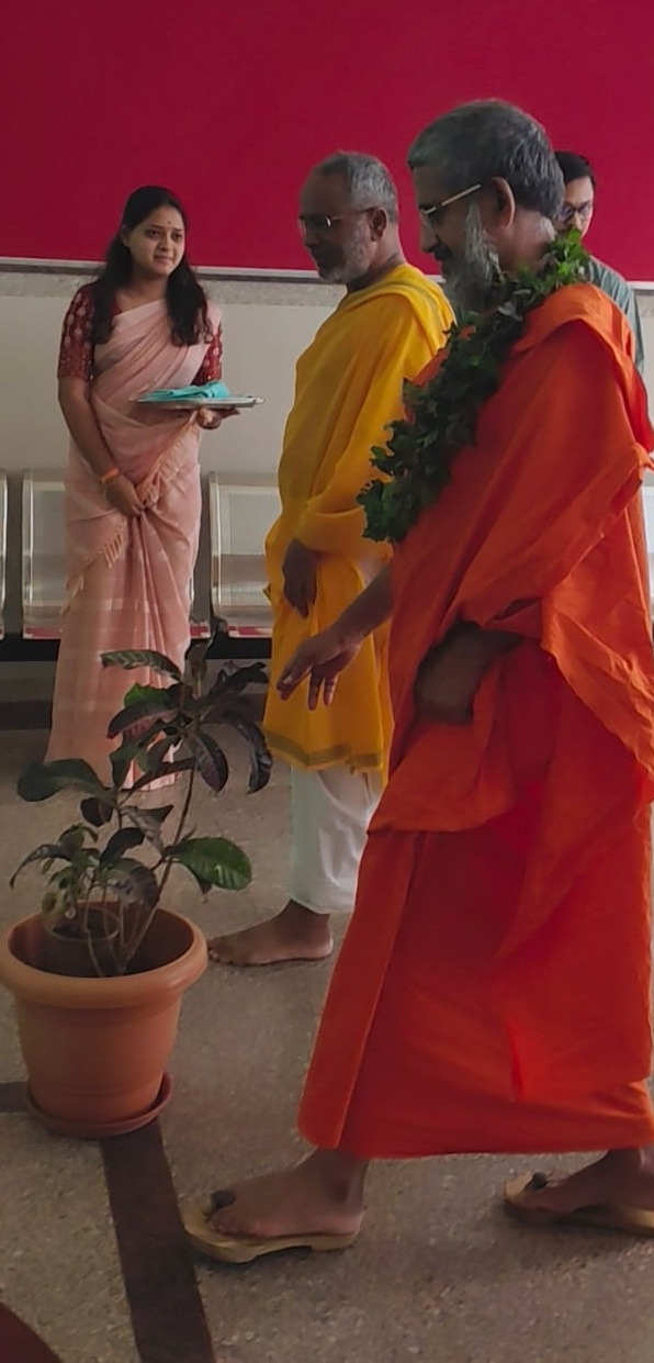Sri Pejawar Swamiji Blesses RVK Hanagal Students with Heart-Warming Address (1)