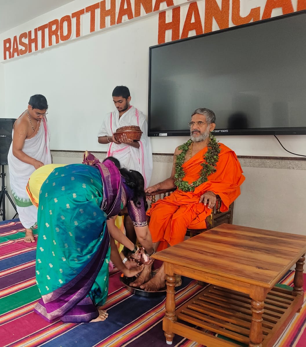 Sri Pejawar Swamiji Blesses RVK Hanagal Students with Heart-Warming Address (2)