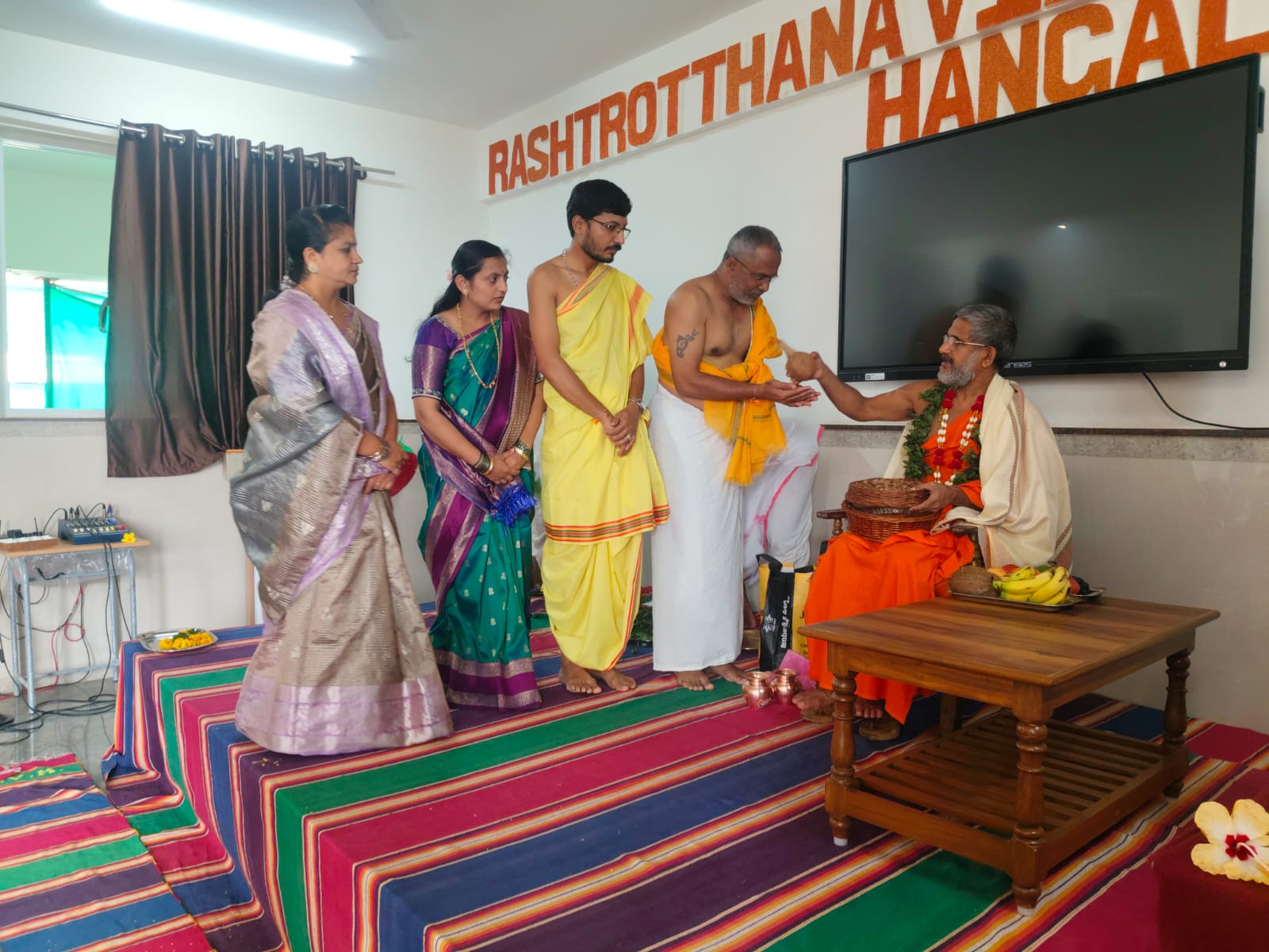 Sri Pejawar Swamiji Blesses RVK Hanagal Students with Heart-Warming Address (3)