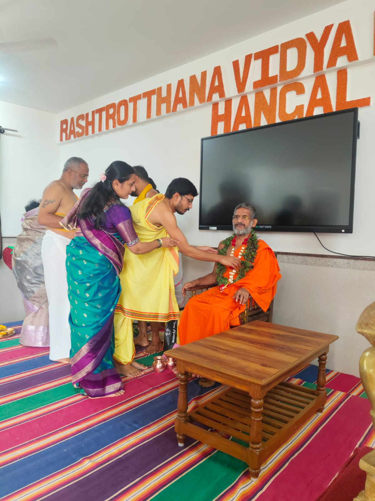 Sri Pejawar Swamiji Blesses RVK Hanagal Students with Heart-Warming Address (4)