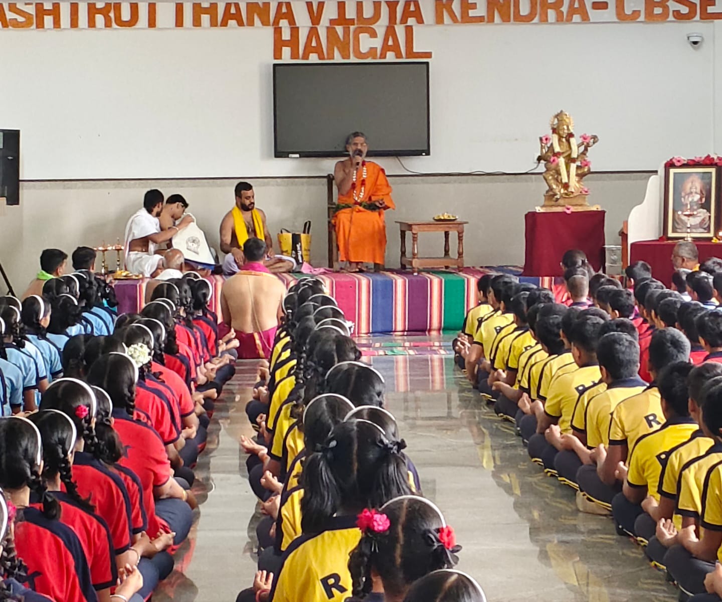 Sri Pejawar Swamiji Blesses RVK Hanagal Students with Heart-Warming Address (5)
