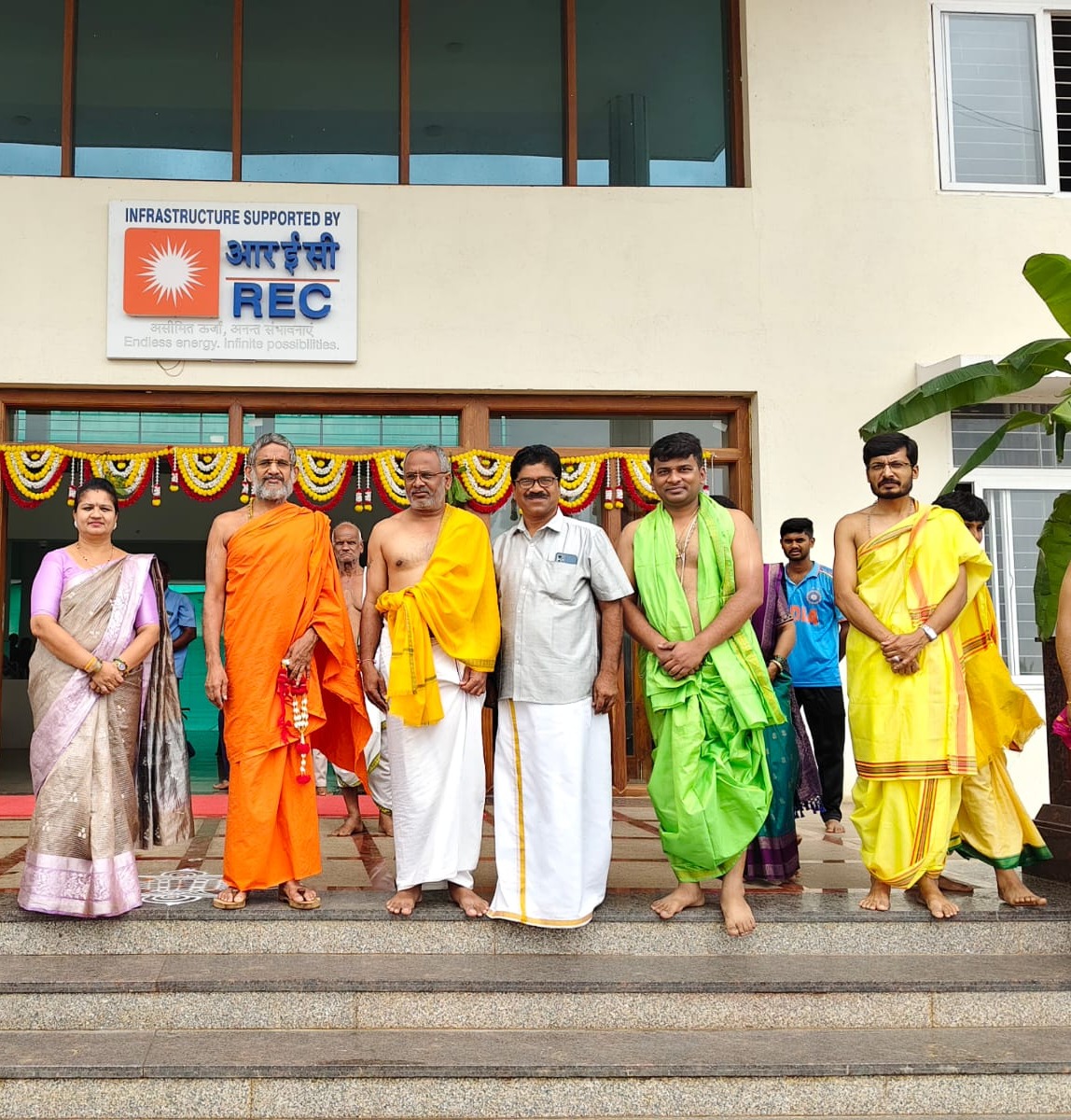 Sri Pejawar Swamiji Blesses RVK Hanagal Students with Heart-Warming Address (6)