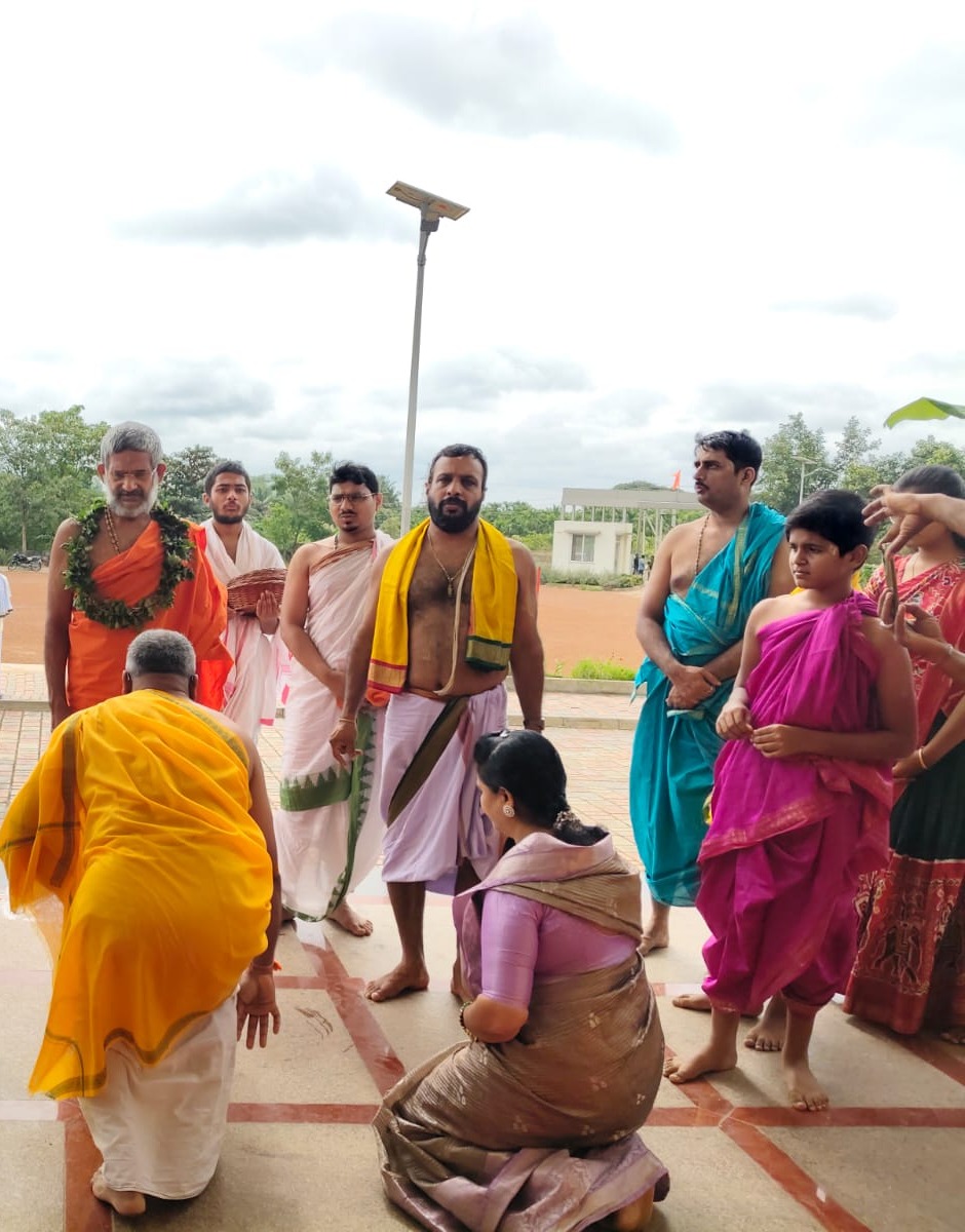Sri Pejawar Swamiji Blesses RVK Hanagal Students with Heart-Warming Address (7)