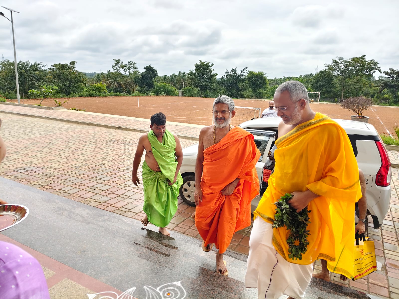 Sri Pejawar Swamiji Blesses RVK Hanagal Students with Heart-Warming Address (8)