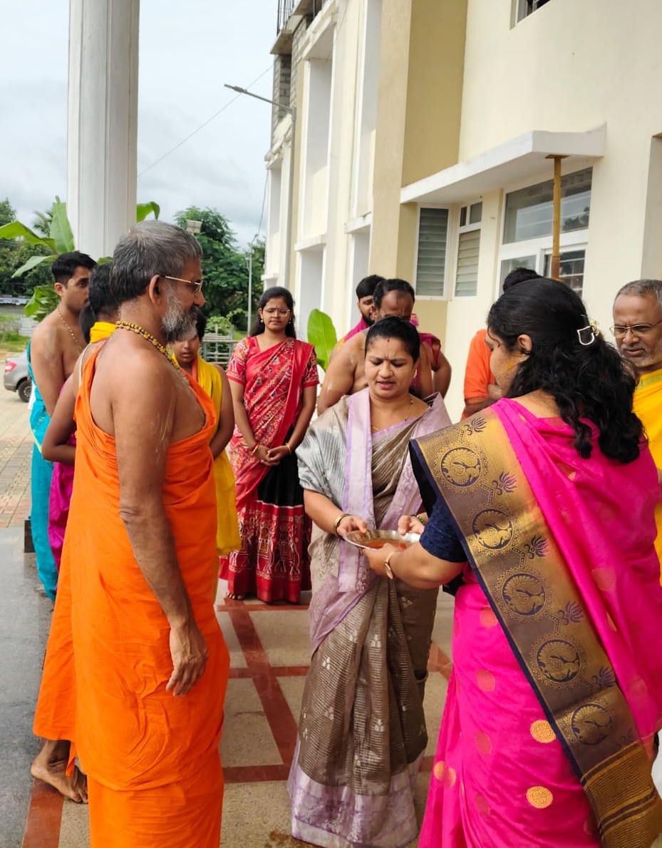Sri Pejawar Swamiji Blesses RVK Hanagal Students with Heart-Warming Address (9)