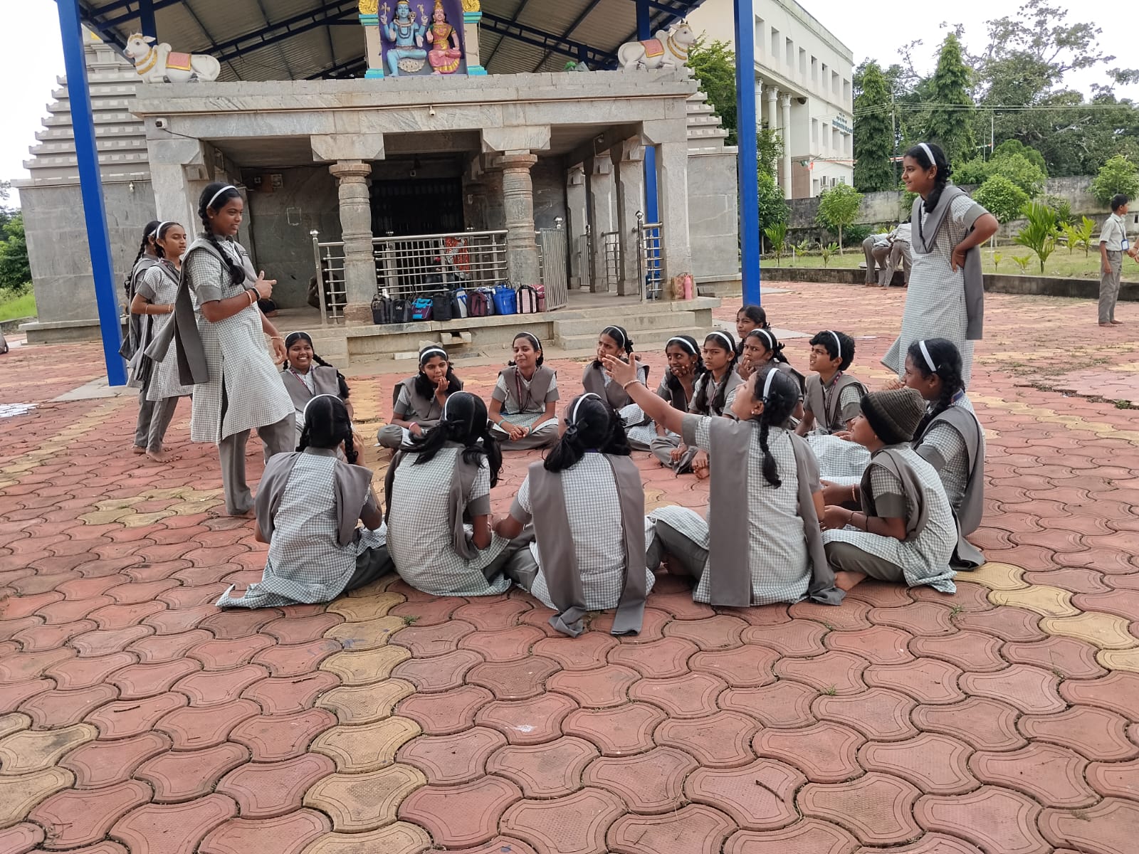 Spiritual and Educational Field Trip Organised by RVK - Hangal (5)